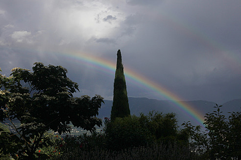 Italien, Schöner Regenbogen auf Landschaft mit Zypresse - JTF000009