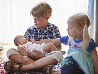 Deutschland, Bayern, Kinder halten kleines Mädchen - HSIYF000021