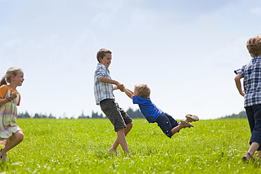 Deutschland, Bayern, Gruppe von Kindern, die auf einer Wiese spielen - HSIYF000029