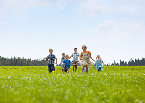 Deutschland, Bayern, Gruppe von Kindern, die über eine Wiese laufen - HSIYF000033