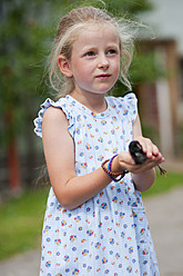 Deutschland, Bayern, Mädchen hält Babyküken auf dem Bauernhof - HSIYF000049