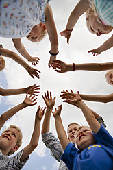 Deutschland, Bayern, Gruppe von Kindern, die die Hände in die Luft heben - HSIYF000053