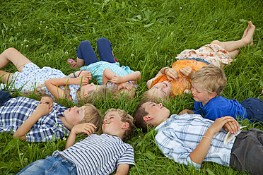 Deutschland, Bayern, Gruppe von Kindern auf einer Wiese liegend - HSIYF000054