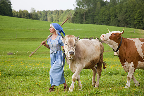 Germany, Bavaria, Mature woman with cow on farm - HSIYF000066