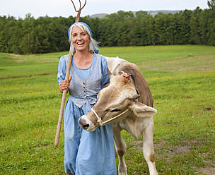 Deutschland, Bayern, Reife Frau mit Kuh auf Bauernhof - HSIYF000067