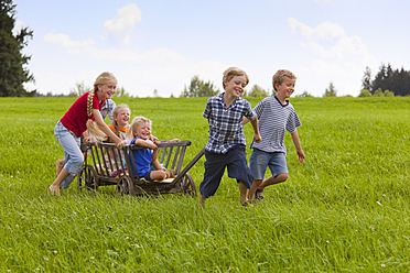 Deutschland, Bayern, Gruppe von Kindern, die mit Bollerwagen spielen - HSIYF000136