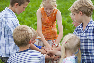 Deutschland, Bayern, Gruppe von Kindern, die sich die Hände reichen - HSIYF000150