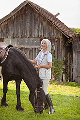 Deutschland, Bayern, Reife Frau mit Pferd - HSIYF000099