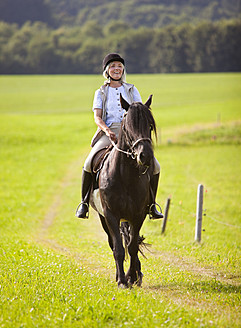 Deutschland, Bayern, Reife Frau reitet Pferd - HSIYF000098