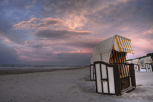 Deutschland, Geflochtener Strandkorb an der Ostsee - FDF000008