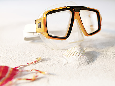 Swimming goggles on sand with shell - FMKF000662