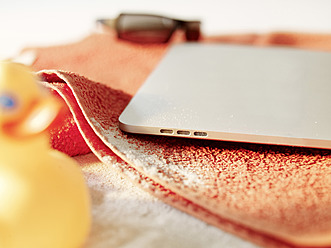 Digitales Tablet auf Strandtuch-Symbol für Sommerferien - FMKF000694