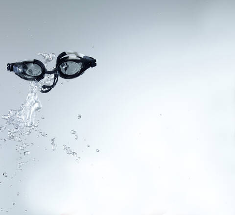 Schwimmbrille mit Wasserspritzern, lizenzfreies Stockfoto