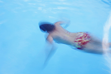 Deutschland, Reife Frau schwimmt im Pool - JTF000031