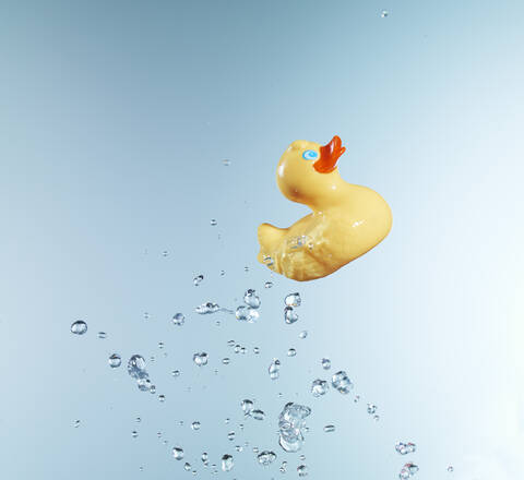 Gummi-Ente vor blauem Hintergrund, lizenzfreies Stockfoto