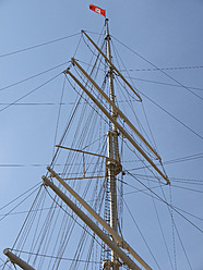 Deutschland, Hamburg, Takelage auf altem Segelschiff mit Flagge - BSCF000154