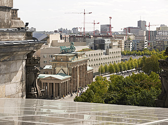 Deutschland, Berlin, Blick vom Reichstagsgebäude zum Brandenburger Tor - BSCF000169