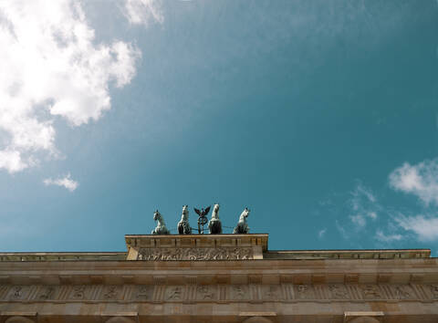 Deutschland, Berlin, Blick auf das Brandenburger Tor mit Quadriga-Statue, lizenzfreies Stockfoto