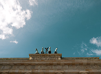 Deutschland, Berlin, Blick auf das Brandenburger Tor mit Quadriga-Statue - BSCF000173