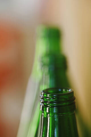 Deutschland, Nahaufnahme von grünen Flaschen, lizenzfreies Stockfoto