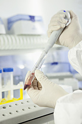 Germany, Bavaria, Munich, Scientist researching blood in laboratory - RBF001033