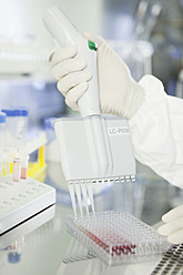 Deutschland, Bayern, München, Wissenschaftlerin untersucht Blut im Labor - RBF001027