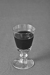 Weinglas mit Wein auf grauem Hintergrund - JTF000057