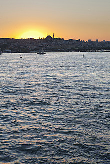 Turkey, Istanbul, View mosque with Golden Horn in foreground at sunset - FLF000146