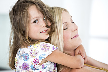 Germany, Mother and daughter smiling, close-up - RFF000008