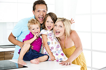 Germany, Playful family, smiling, portrait - RFF000012