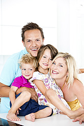 Germany, Close up of family, smiling, portrait - RFF000014