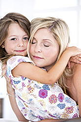 Germany, Mother and daughter embracing - RFF000019