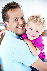 Germany, Father carrying son, smiling - RFF000021