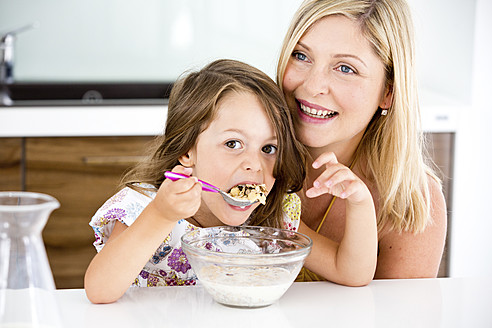 Deutschland, Tochter isst Müsli in der Küche - RFF000028