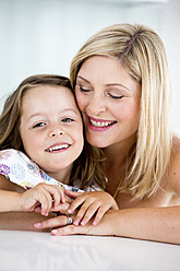 Germany, Mother and daughter smiling, close-up - RFF000033