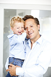 Germany, Father carrying son, smiling - RFF000035