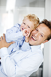 Deutschland, Vater mit Sohn, lächelnd, Porträt - RFF000036