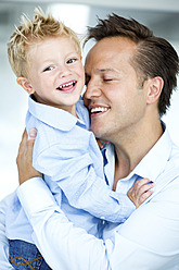 Deutschland, Vater mit Sohn, lächelnd - RFF000038
