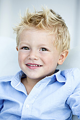 Deutschland, Porträt eines Jungen, lächelnd - RFF000041