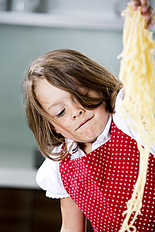 Deutschland, Mädchen spielt mit Spaghetti - RFF000059