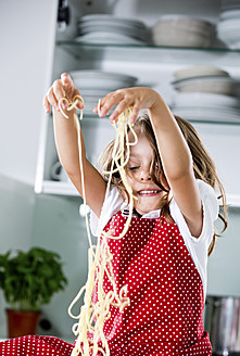 Deutschland, Mädchen spielt mit Spaghetti - RFF000061