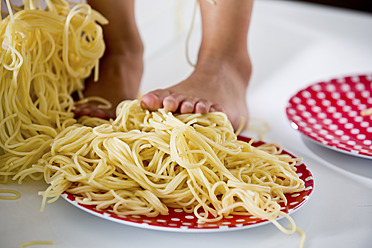 Deutschland, Mädchen steht in Spaghetti - RFF000063