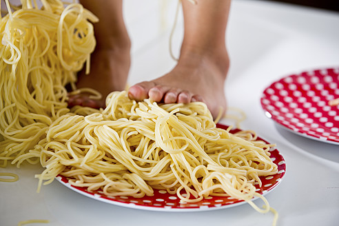 Deutschland, Mädchen steht in Spaghetti - RFF000063