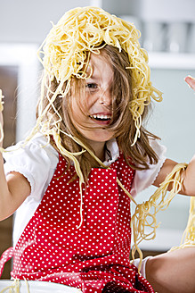 Deutschland, Mädchen spielt mit Spaghetti - RFF000066