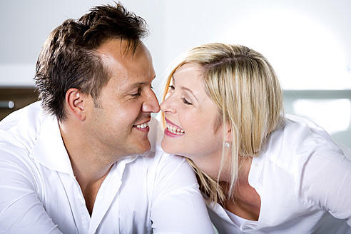 Deutschland, Mittleres erwachsenes Paar, das sich lächelnd an der Nase berührt - RFF000083