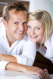 Deutschland, Mittleres erwachsenes Paar lächelnd, Nahaufnahme - RFF000005