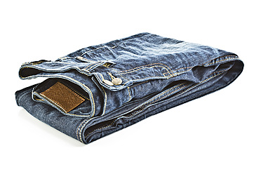 Nahaufnahme von gefalteten Blue Jeans auf weißem Hintergrund - MAEF005013