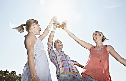 Deutschland, Köln, Junge Frauen trinken Bier - RHYF000229