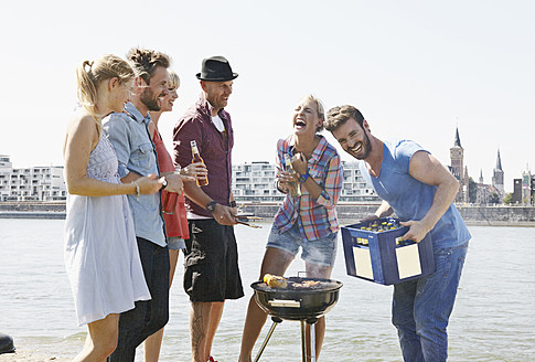 Deutschland, Köln, Gruppe von Menschen um Grill versammelt - RHYF000258