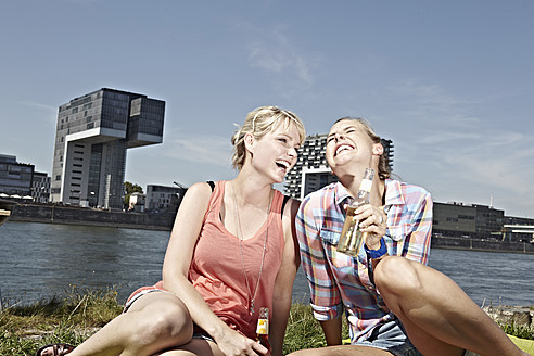 Germany, Cologne, Young women drinking beer - RHYF000262